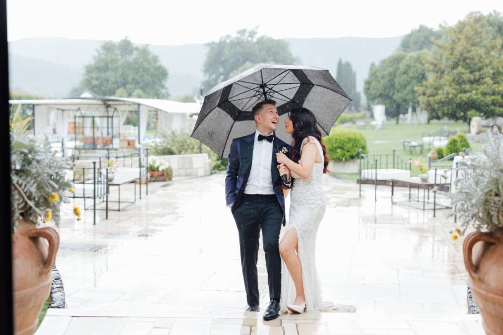 Sposi sorridenti sotto la pioggia in Costiera Sorrentina, foto di matrimonio spontanea di Biagio Sollazzi